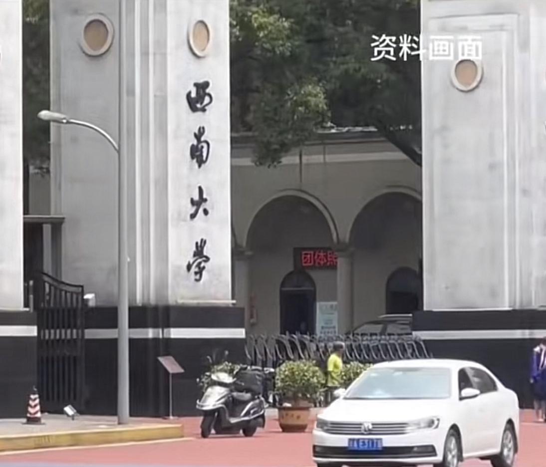 “为了解决校内食品安全问题，配送交给一个公司负责来送！”8月26日，便于管理，
