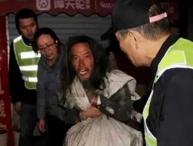 “这样的大领导，怎么会变成流浪汉了？”2020年，上海警方在一间废弃屋子里发现一