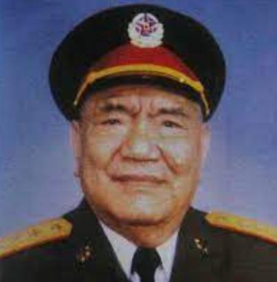 1982年广州军区训练场，尤太忠盯着那个带士兵冲圈的副团长，越看越觉得眼熟。