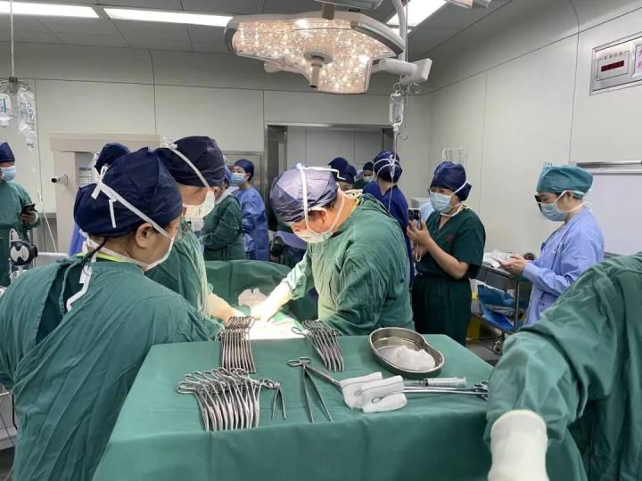 5胞胎(1男4女)今日凌晨在武汉出生, 六千万分之一概率!