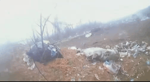 波克罗夫斯克方向，2名俄军士兵以为路边的乌军士兵是自己人，径直骑着摩托路过，随后