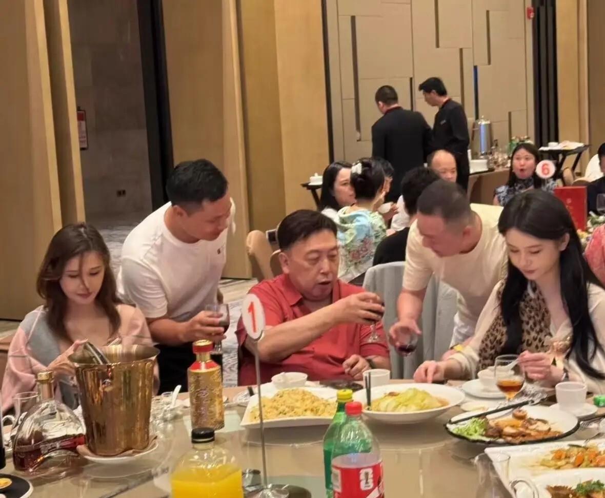 王晶这回在深圳饭局上的排面，算是让网友开了眼。71岁的人了，身边照样跟着邱意浓