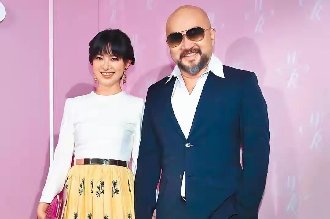 这个人中过两次乐透，一次是娶了刘真一次是用刘真的相关数字，只用了新台币50元中了