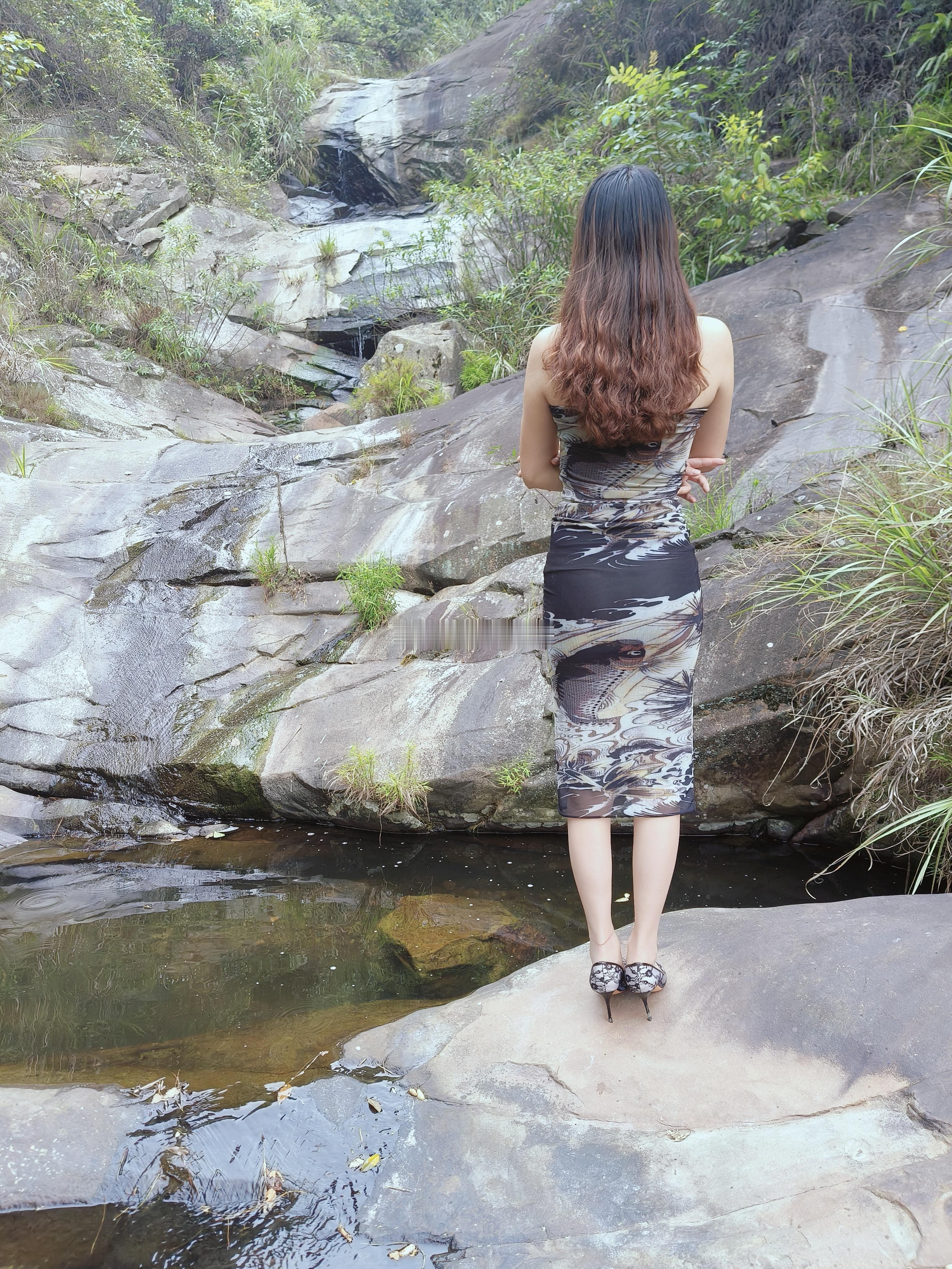 这条连衣裙裙和山水美景好搭。