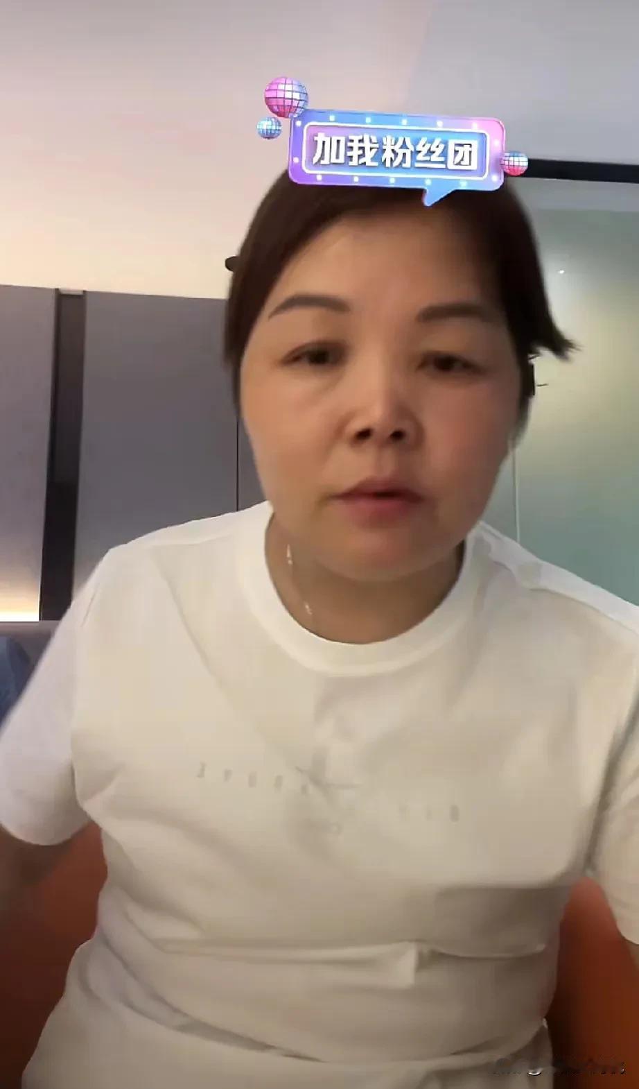 原来叶锐聪妈妈没有收大家的红包啊！刚刚看到她在直播间回复网友们说她没有收红包