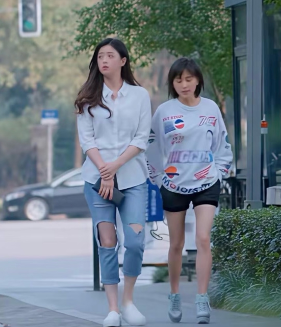 十年前的旧剧照蒋欣跟王子文走在一起真的好大只她本人身高应该有170左右记得