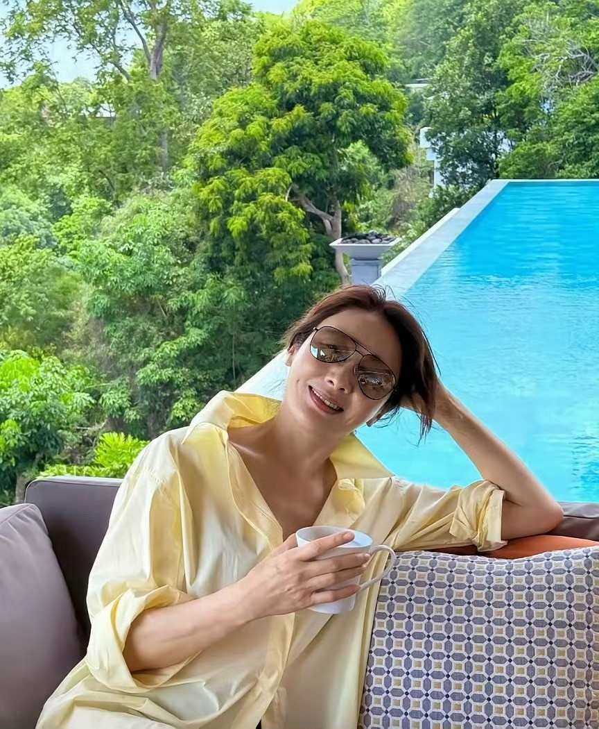 54岁的黎姿在海滩度假，这身材太吓人了，还像少女一样纤细