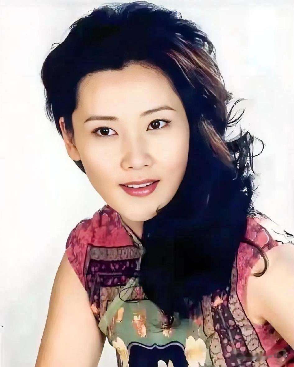 5岁那年，母亲骗她去照相馆拍照。她穿上最漂亮的衣服，雀跃地跟着走，结果被送到了父