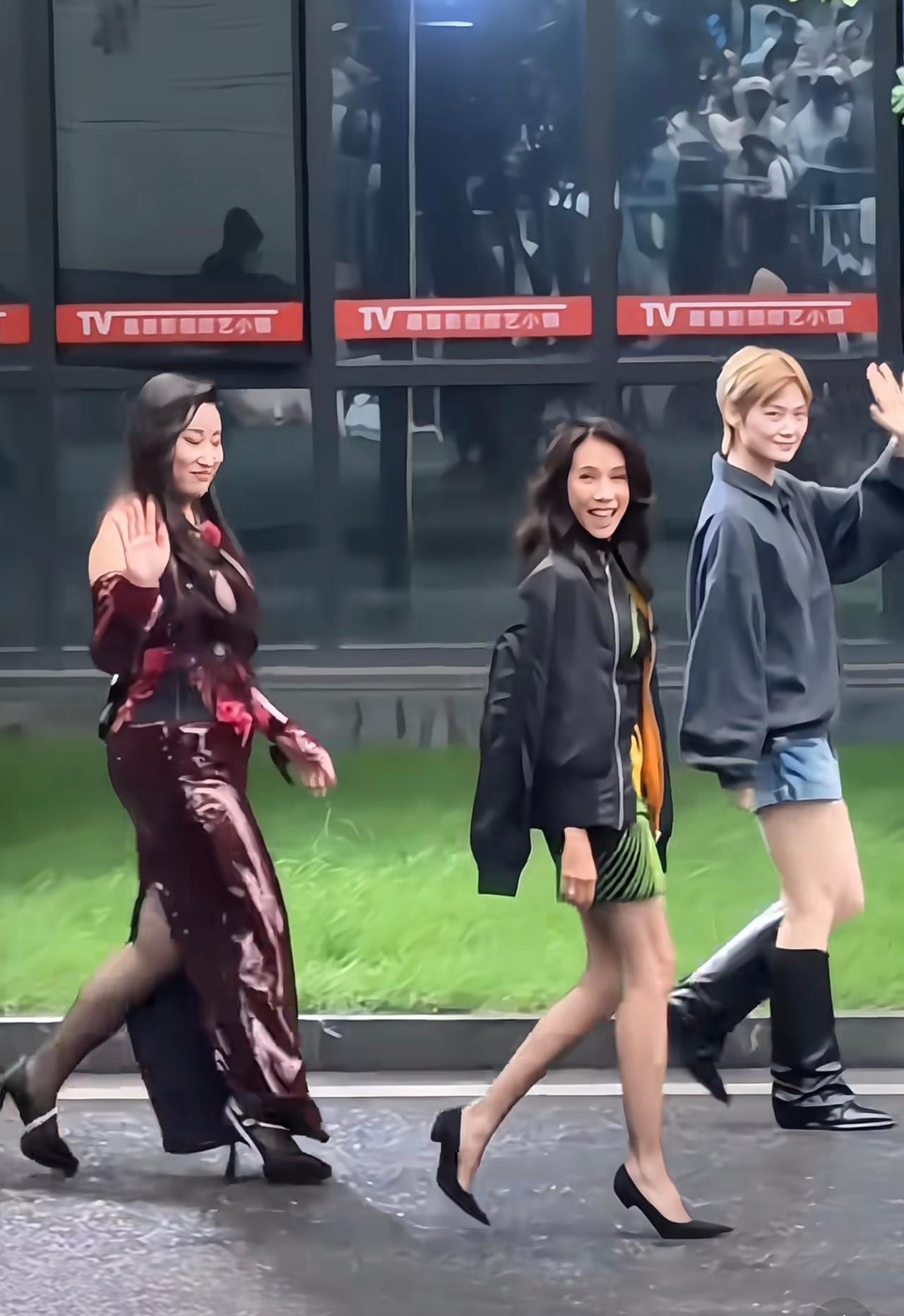 莫文蔚的美腿不愧是上了保险的，年龄比李宇春、锤娜丽莎大了快一代人，但丝毫不逊色。