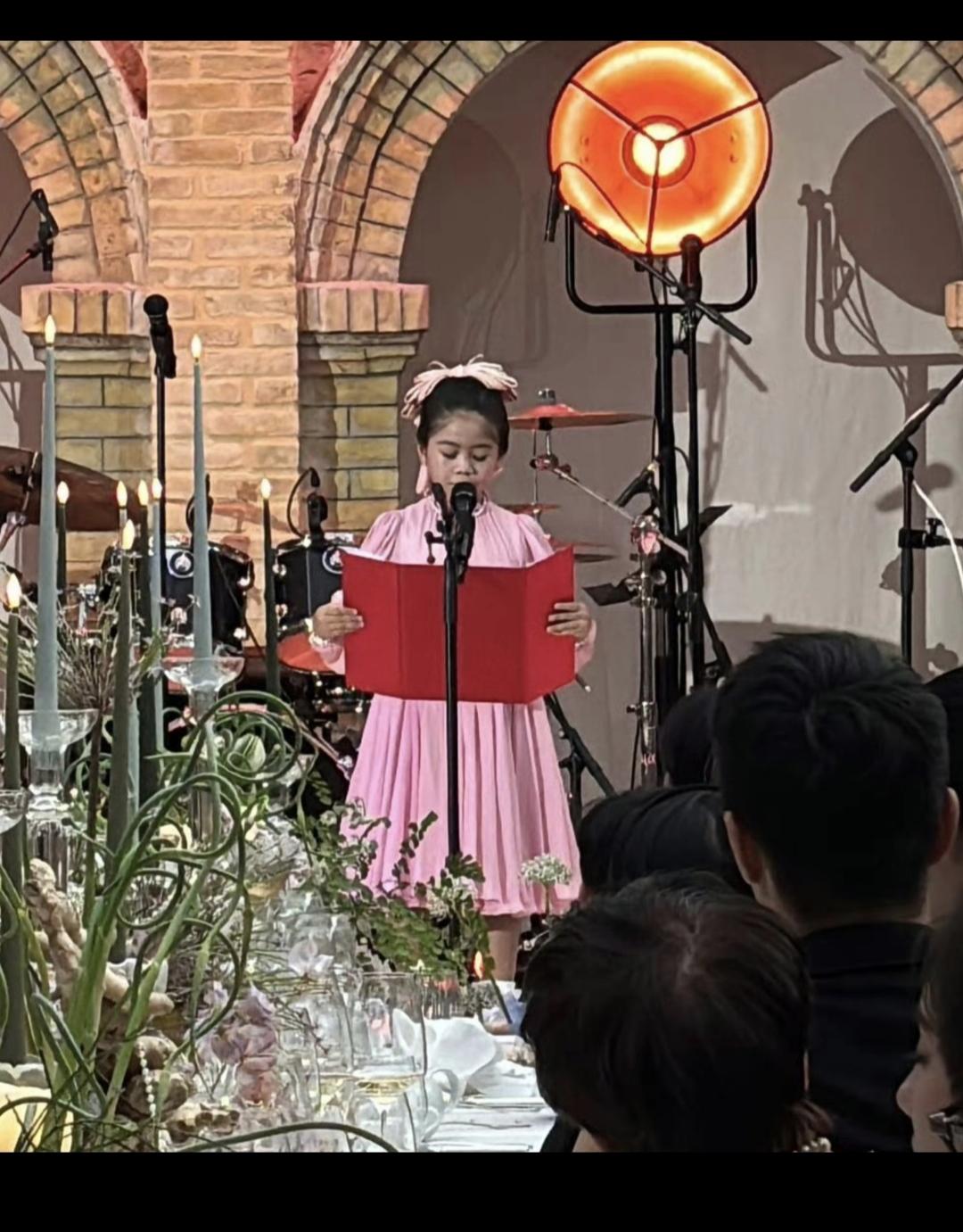 何超盈的女儿真的很自信，在何猷君的婚礼上，竟然敢拿着一个本子上台给奚梦瑶何猷君送
