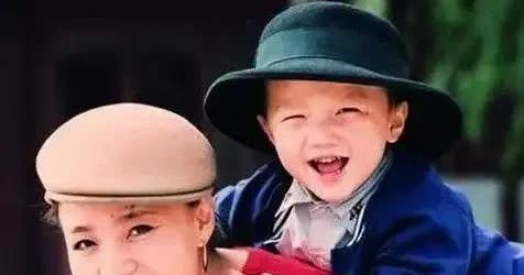 英达该如何抹平这笔情债？小时候，一帮孩子一边往巴图身上扔沙子，一边喊“巴