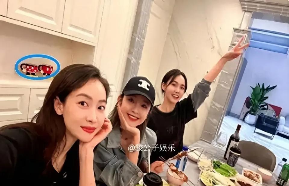 近日，宋茜、唐艺昕与张佳宁罕见同框，在张佳宁北京豪宅温馨小聚。三人选择烤串配红酒