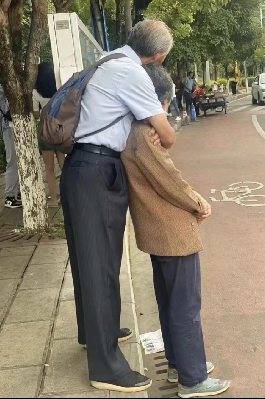 为了给搭伙的老伴治病卖了一套房，最后老伴去世，这算人财两空吗我一个老同事，今年