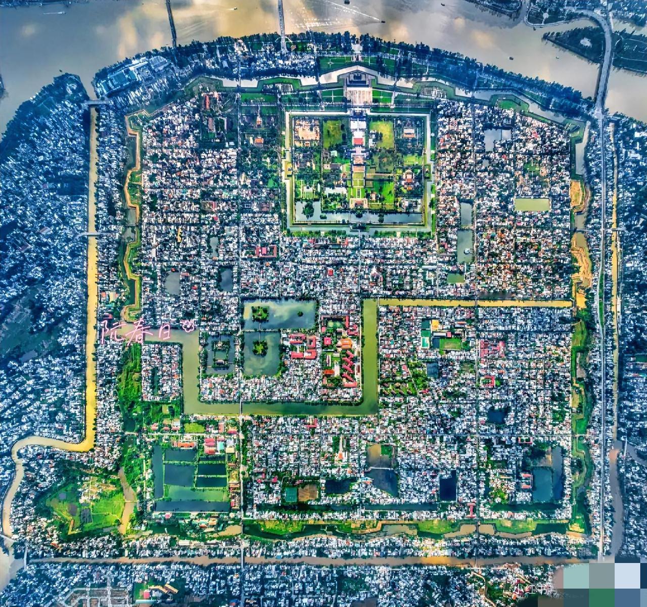 目前亚洲最大的顺化皇宫[呲牙笑]