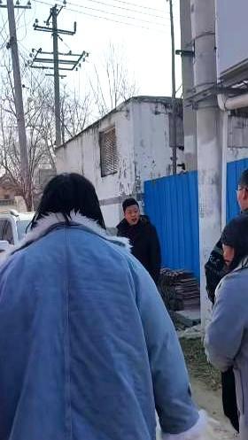 大衣哥女婿新婚回门，竟两手空空下了车，整个朱楼村都看愣了。“这哪是回门，连