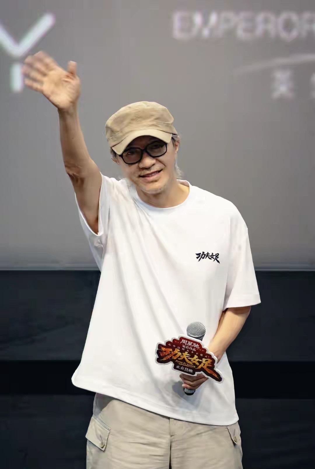 64岁的周星驰，抵押最后一套房，《功夫女足》票房破20亿。他一个人住太平山别墅，头发全白。我查了下…