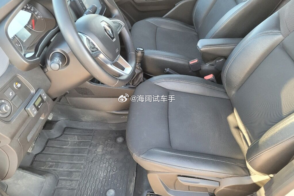 雷诺厢货~~~这是2023年在瑞典上的牌，95马力的1.5柴油机+手动变速箱，跑