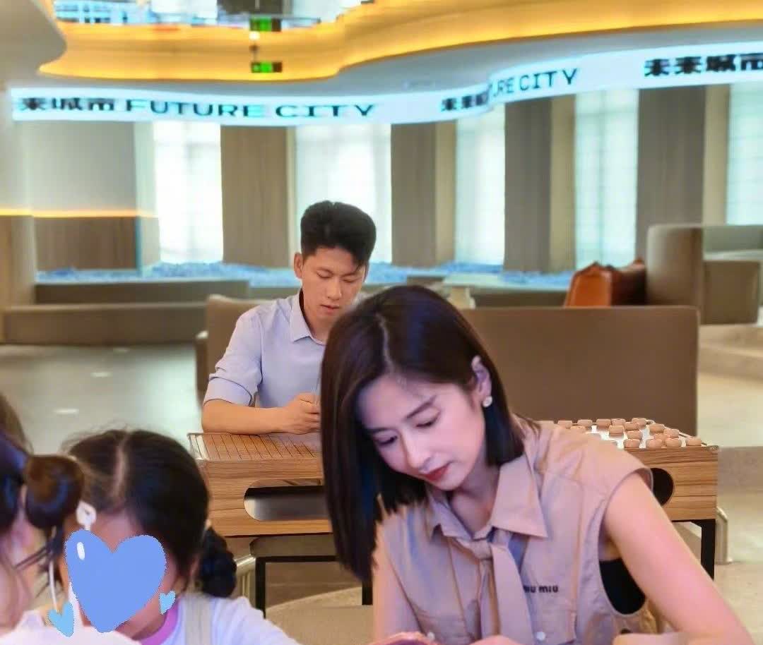 网友偶遇颖儿带女儿游玩，这状态真好，不愧是辣妈啊，瘦了以后颜值飞升啊！