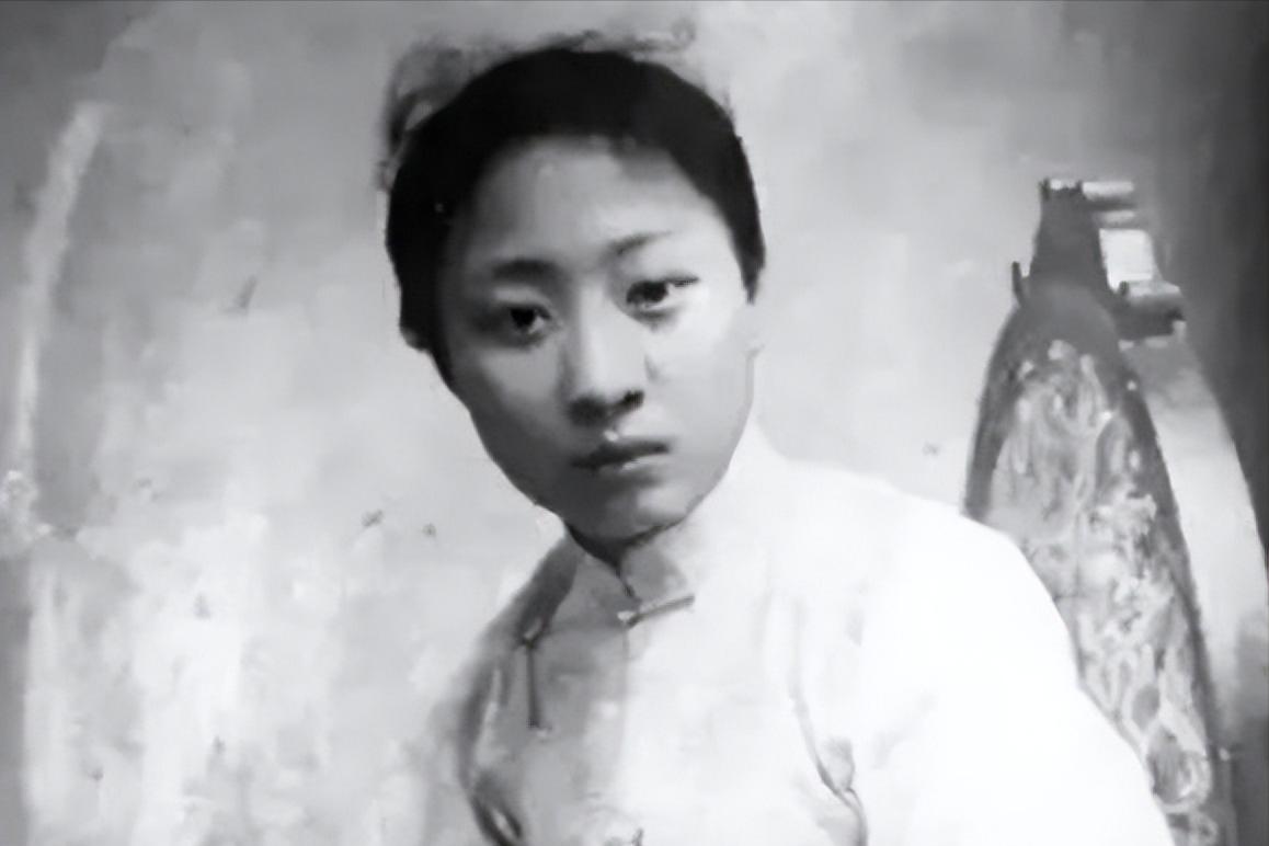 1925年，27岁露兰春伺候完57岁的黄金荣，便泛起恶心去洗手间干呕，擦完嘴巴，