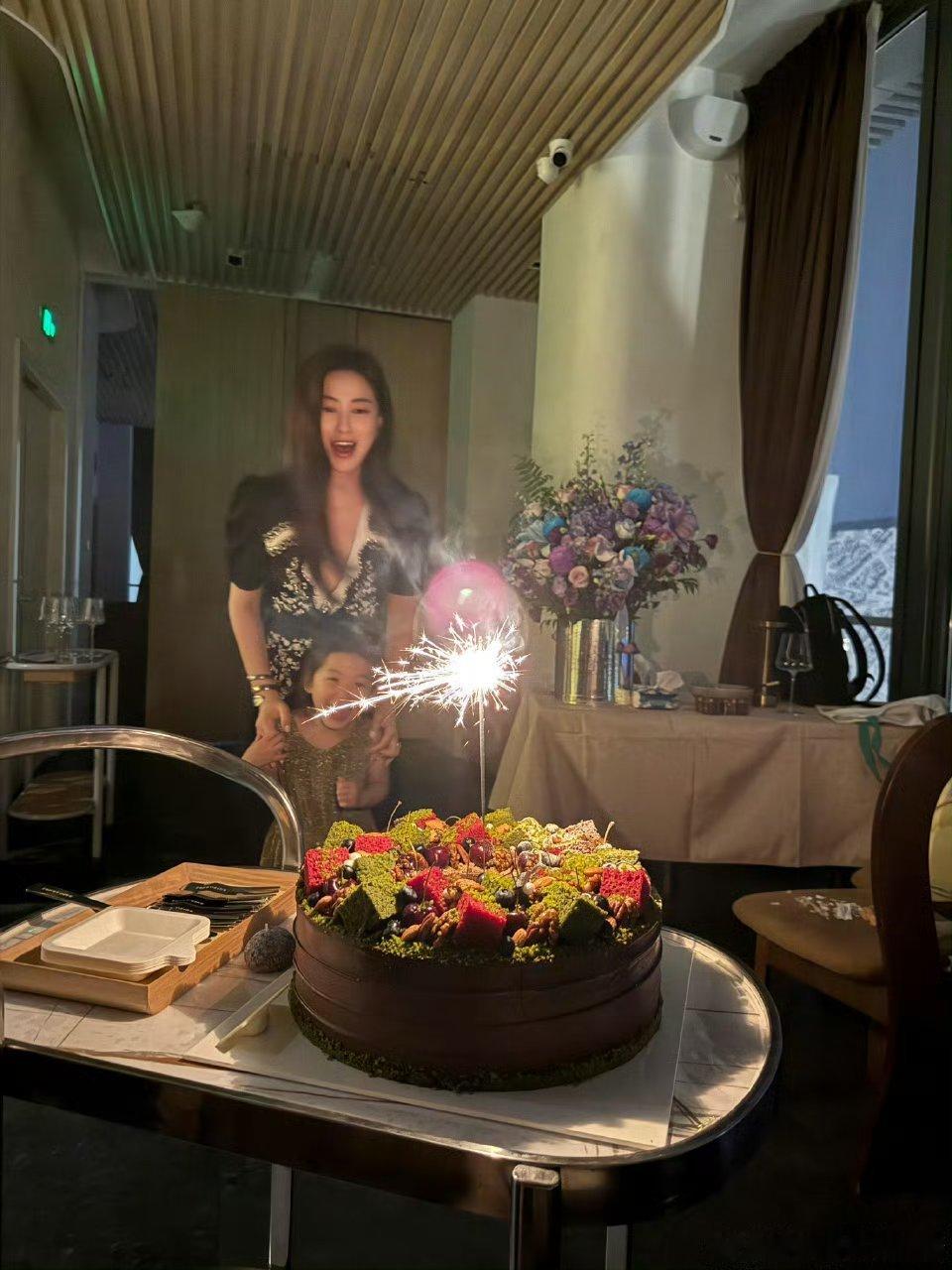 朱珠晒生日合照网友：拍的真差一眼刘亦菲作品[笑着哭][笑着哭][笑着哭]​​​