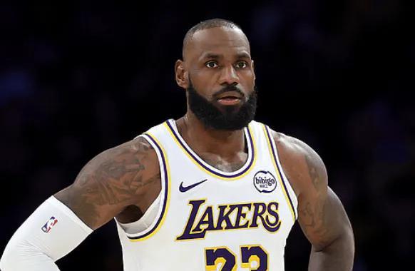 詹姆斯恐无缘全明星首发！全明星首阶段票选仅排名西部第九。要知道，詹姆斯可是1