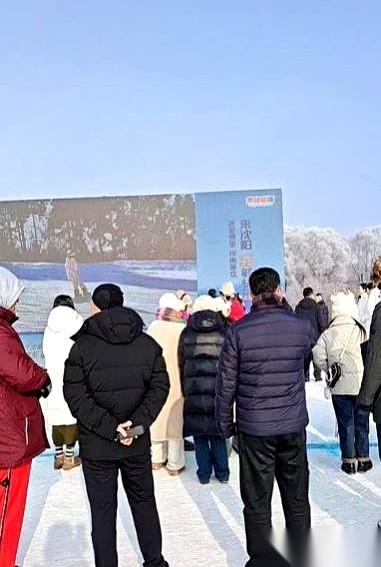 沈阳这帮人，真能整活儿。大冬天的，在棋盘山上，搞起了冰雪足球。我光是隔着屏幕看