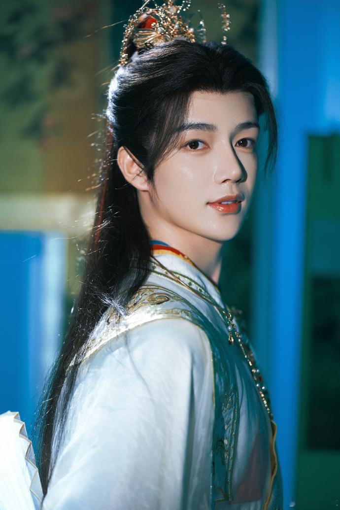 任嘉伦新剧上新00生林凯00后演员林凯这组写真，清冷、贵气、少年感三者兼具，往