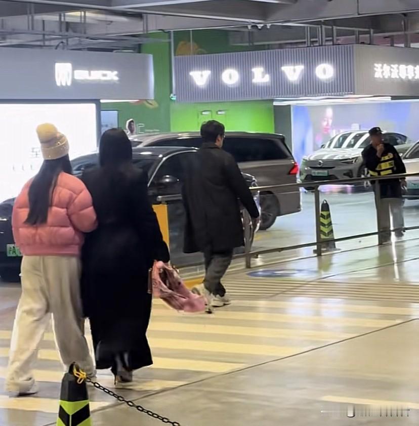 李湘一家三口在上海被偶遇，王岳伦走在最前面，李湘王诗龄走在后面，李湘穿一身黑色衣