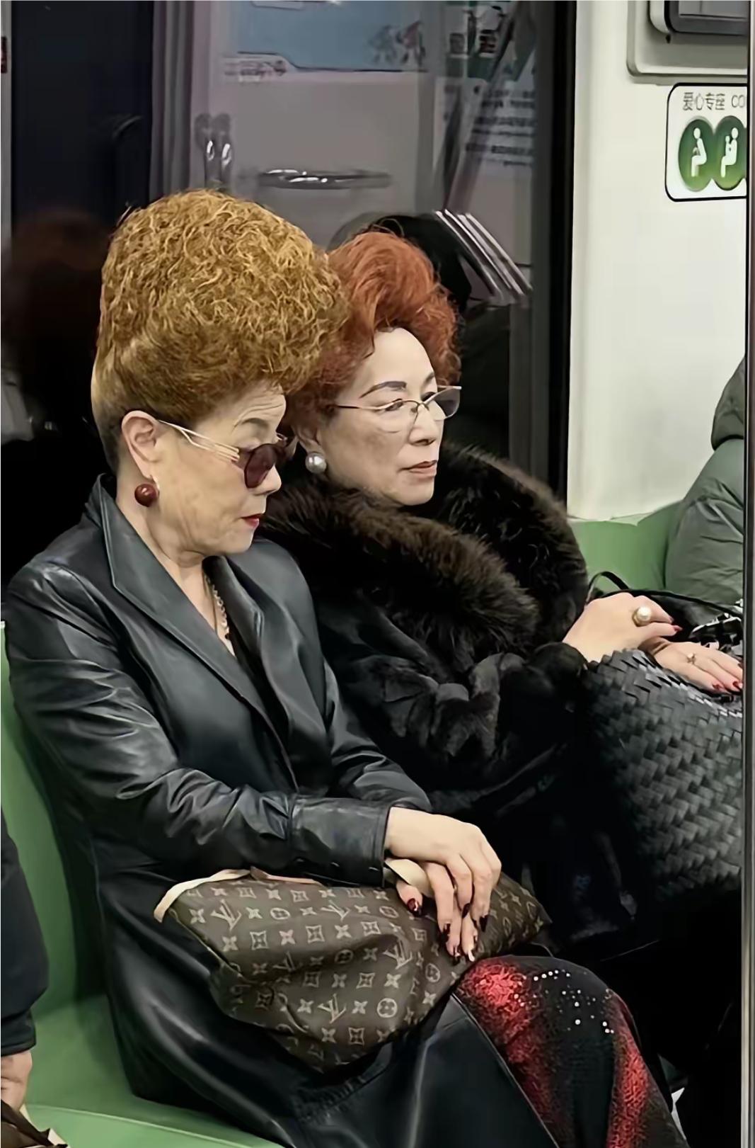 这两位大姐，看起都很富贵，家里肯定都富有吧！