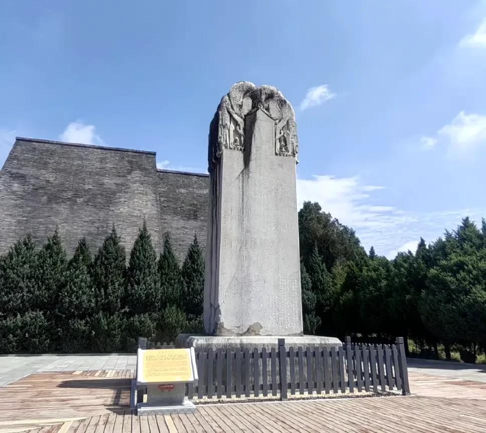 我国历史上唯一的女皇帝——武则天，大家都知道武则天的无字碑。现在千年无字碑加盖