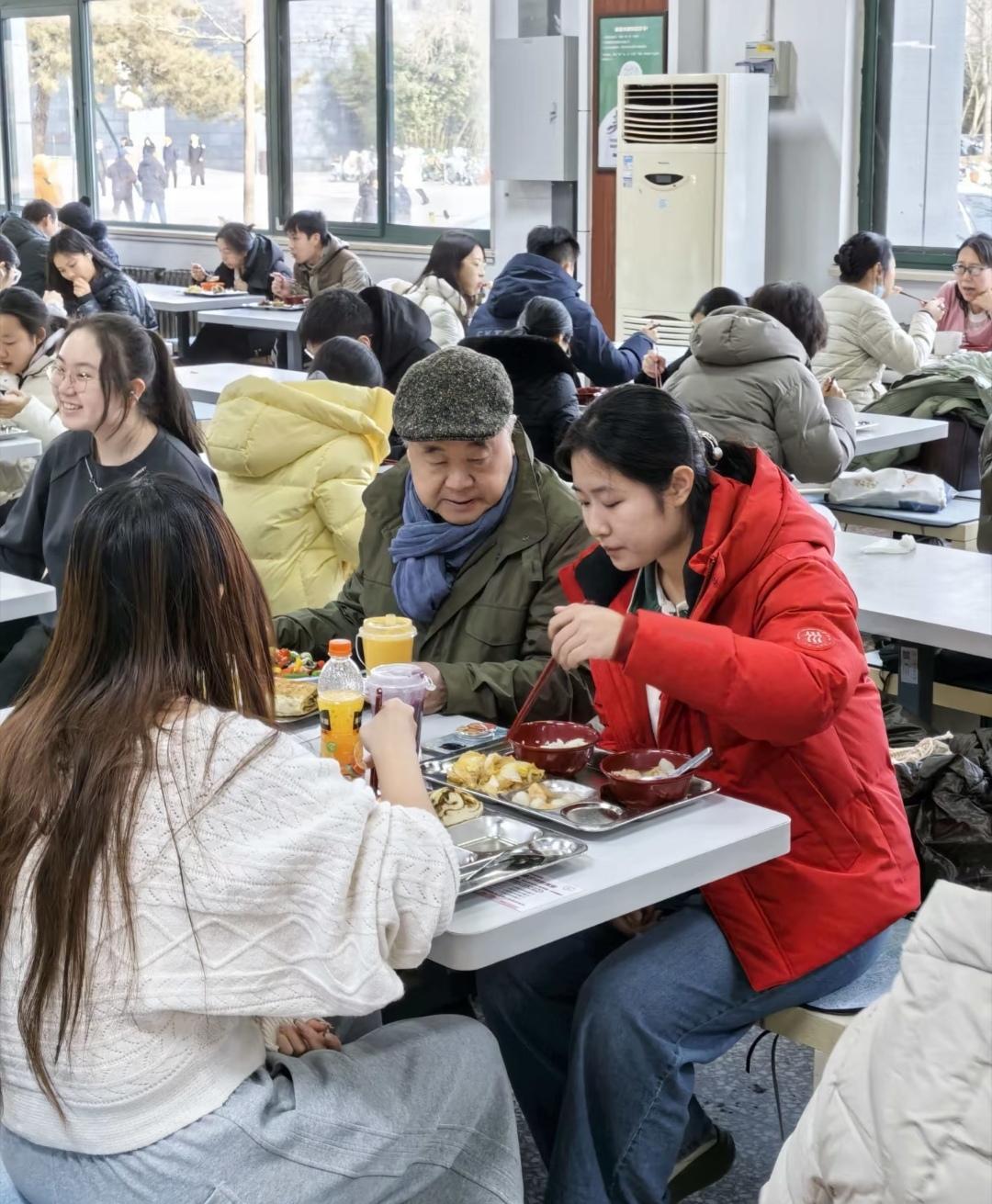 12月26日，莫言老师现身人大食堂吃饭，和同学们一样排队打饭，这也是参加完学术活