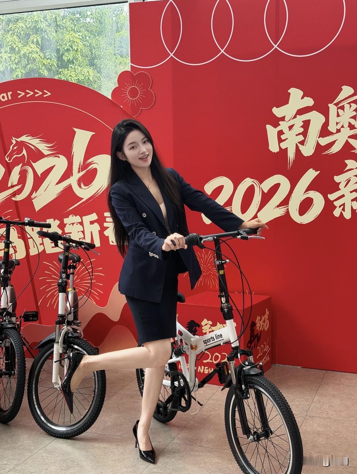 什么样的鞋子最容易穿出高级感黑色红底高跟鞋