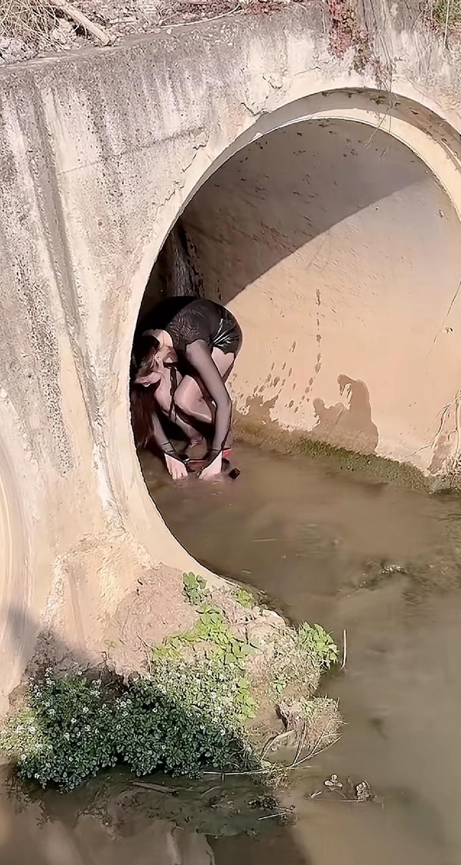 这打扮不去钓鱼，居然去捉鱼[哭哭][哭哭][哭哭]