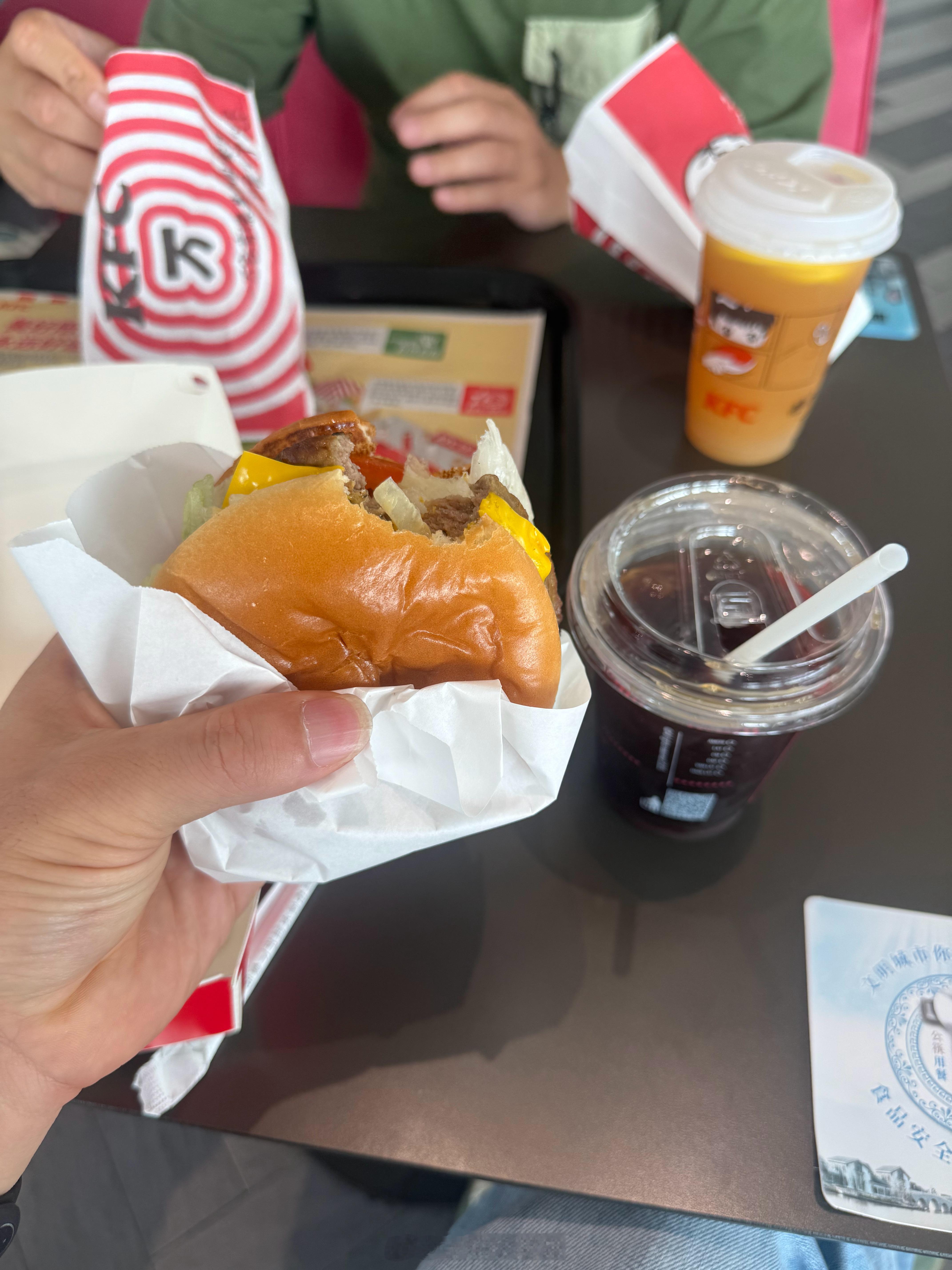 上一次吃肯德基是什么时候已经忘了好吃是真好吃啊啊[捂脸哭]​​​