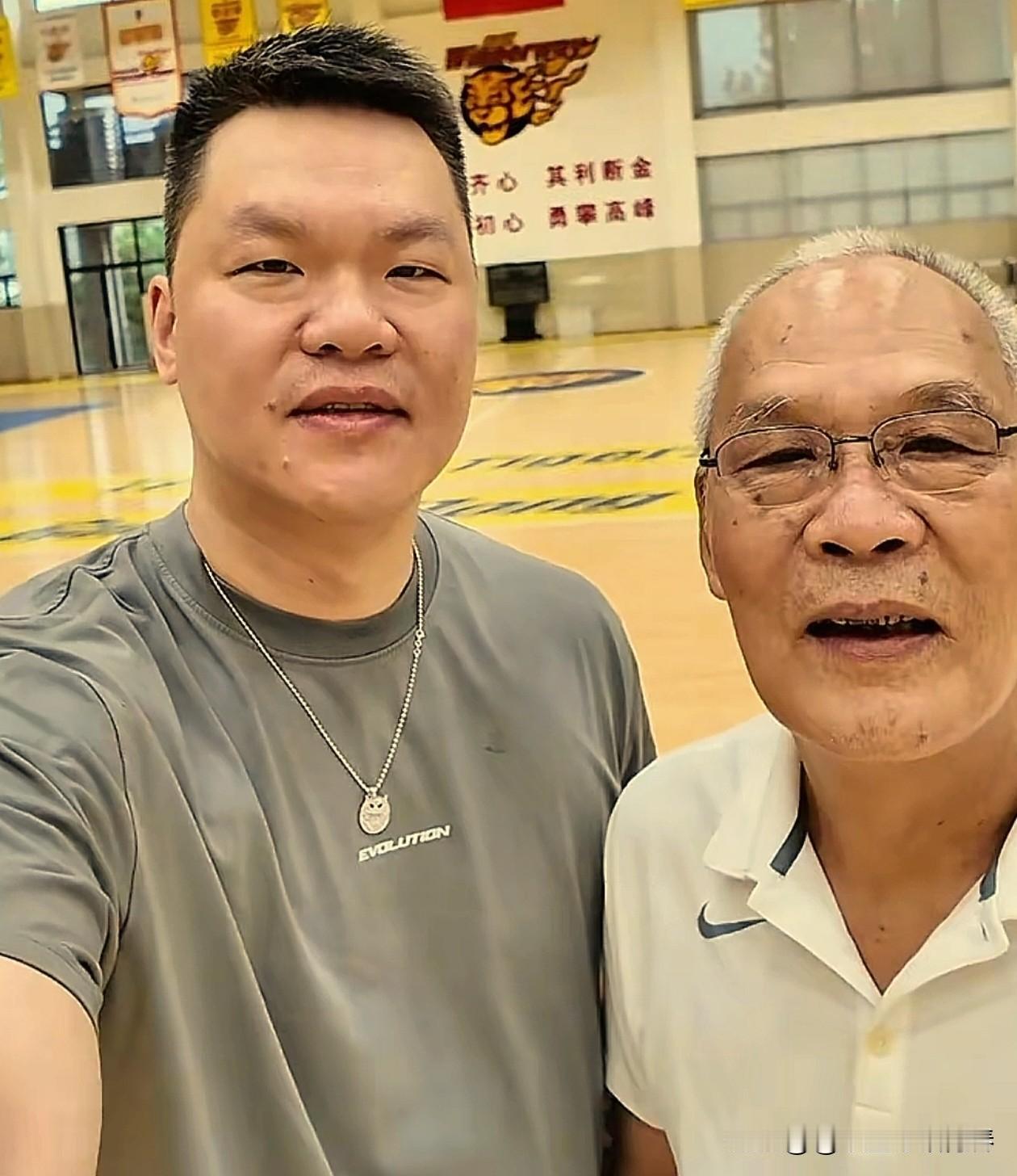 朱芳雨谈:卸任广东宏远总经理职位！今天终于不上班了，一个球队总经理下班后的快