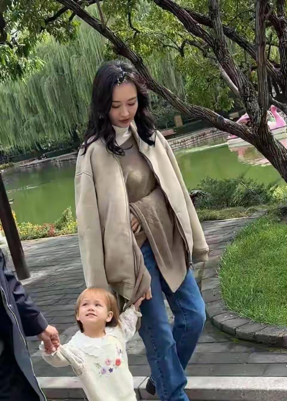 曾因原生家庭破碎、“夜光剧本”风波口碑受损的王鸥，43岁低调生下两岁女儿后形象大