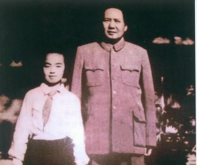 1952年的儿童节，左权将军遗孤，12岁的左太北随北京八一小学学生代表给毛主席献