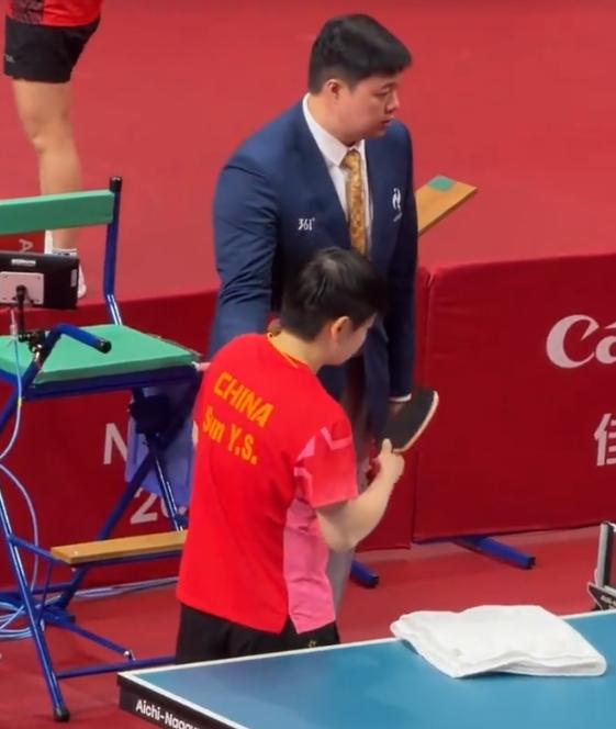 王曼昱1:3输给朱雨玲，莱维都急眼了：莎莎和鳗鱼粉丝不要吵，咱这是团体赛，咱先看