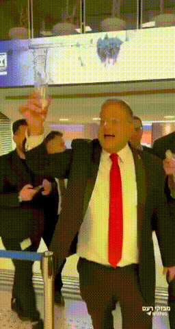 突发新闻：以色列国家安全部长格维尔在议会通过针对巴勒斯坦被拘留者的死刑法案后，公