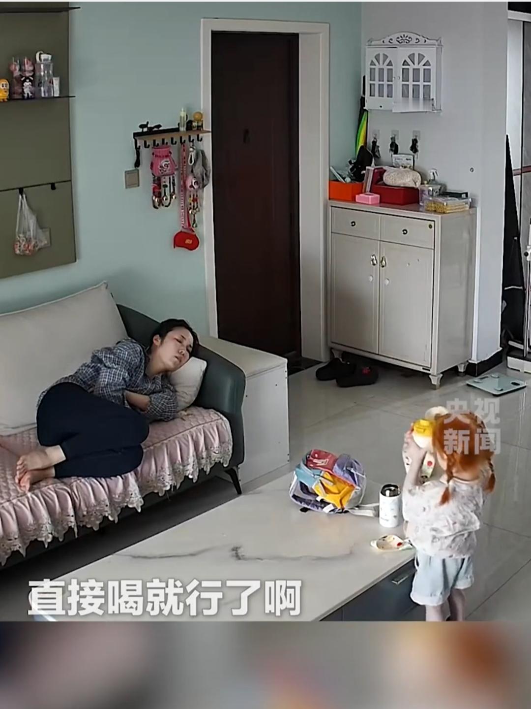 泪目了！河南新乡，单亲妈妈生病了，不到3岁的女儿，一进家就想着给妈妈倒水。当水杯