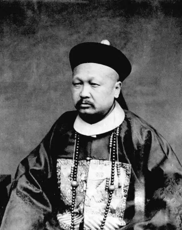 1901年，慈禧为讨好洋人，下令军机大臣赵舒翘自尽。早上8点，赵舒翘先后吞下黄金