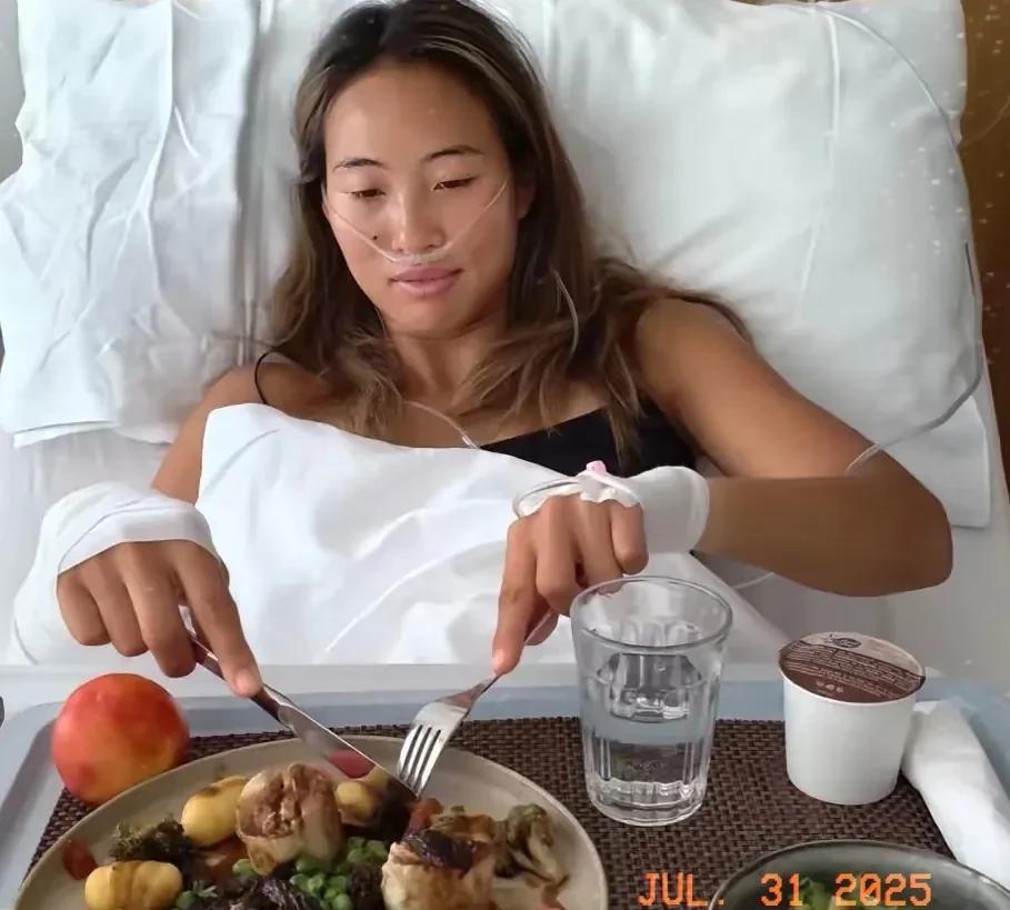 郑钦文躺病床上吃饭太难了鼻子里插着氧气管手臂上还挂着吊水针头两只手还要艰难