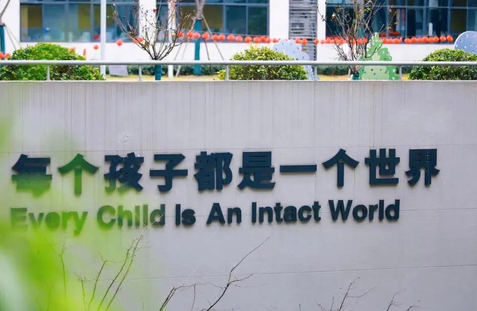 昨晚查看期中考试成绩，发现一个明显的情况：咱校的高一1班，居然被2班给超了。要