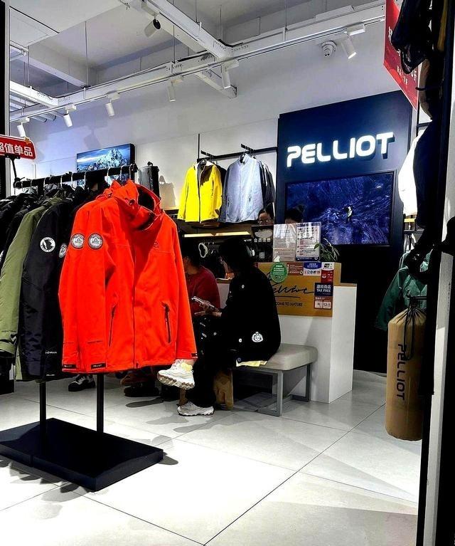 逛一圈奥莱，你会发现户外圈的“鄙视链”有多真实。在凯乐石店里，一件冲锋衣动辄两