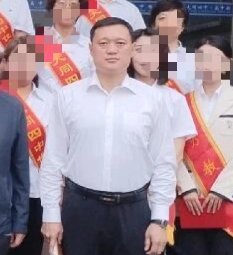 大同四中副校长郭永乐，应该就是没收买淀粉肠女生钥匙的学校男工作人员，二人长得非常