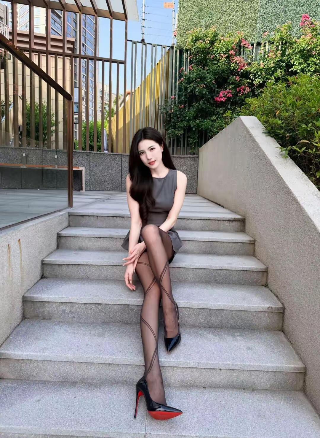 这高跟鞋的鞋跟真的让人接受不了吗？看着也不高啊！妳们觉的呢？