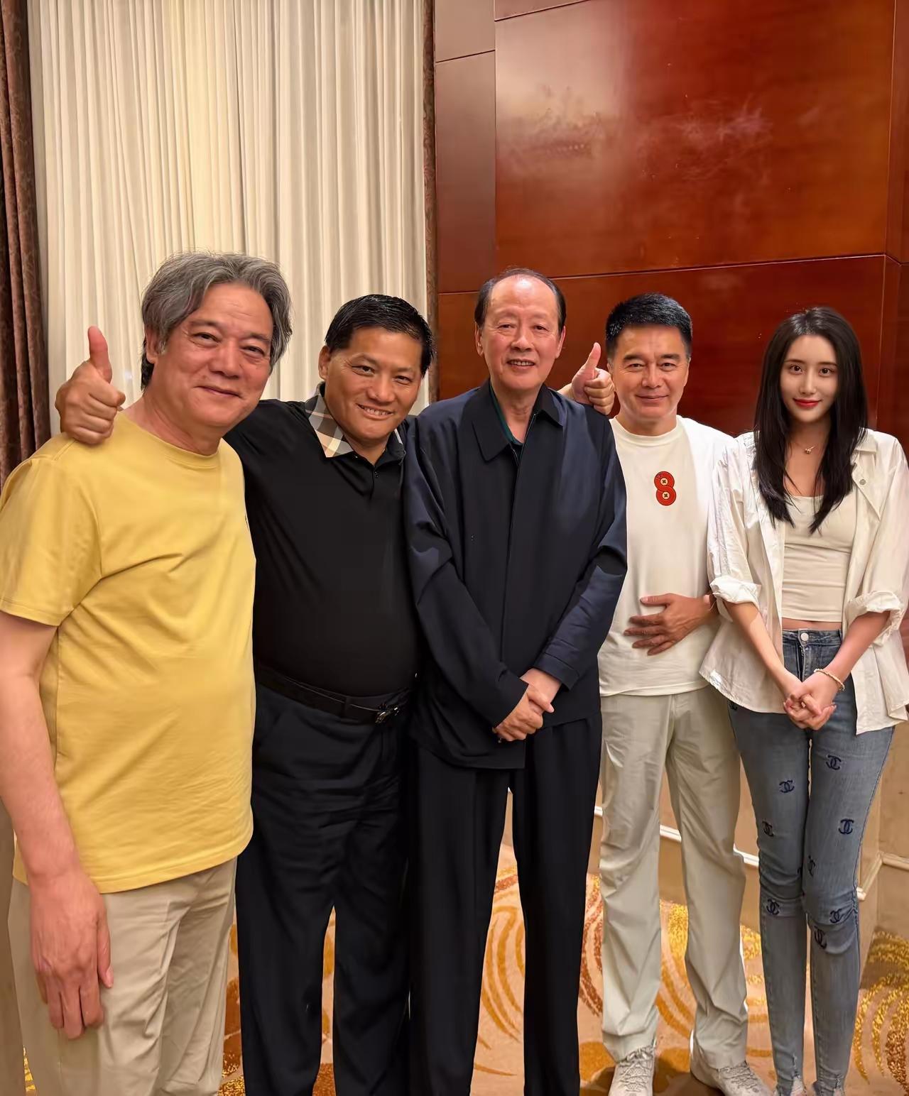 五星同框：我只认出了手抚肚子的老帅哥许亚军，发量惊人的鲍大志，红光满面的侯天来，