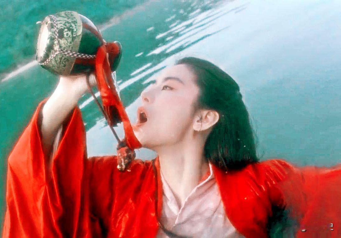 1992年，徐克不顾金庸反对，坚持选林青霞出演“东方不败“，金庸坚决反对，甚