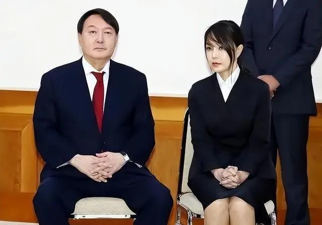 金建希的天彻底塌了，尹锡悦最终被宣判了，是无期徒刑，也就是说，从此以后金建希将再