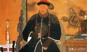 多尔衮中毒坠马，一汉族寡妇冒死将其救起藏在柴房。九年后，睿亲王找到寡妇，当看到她